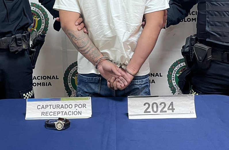Capturan a pillo que portaba un lujoso reloj robado en Fontibón En un operativo de patrullaje rutinario, el cuadrante 23 del CAI Sabana Grande, asignado a la estación de policía de Fontibón, detuvo a un hombre por el delito de receptación, gracias a la denuncia hecha por un ciudadano.