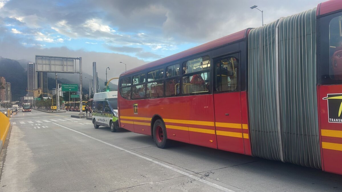 Capturan a pillo que se hacía pasar por estudiante para robar en TransMilenio El falso estudiante fue capturado junto a dos cómplices.