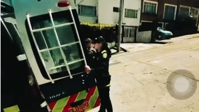 Capturan a sujeto que estaba golpeando a su mamá; también tenía un arma de fuego Las autoridades recibieron una alerta ciudadana que condujo a la captura de un hombre por agresión familiar y porte ilegal de un arma de fuego artesanal en inmediaciones del CAI Granada, en Engativá.