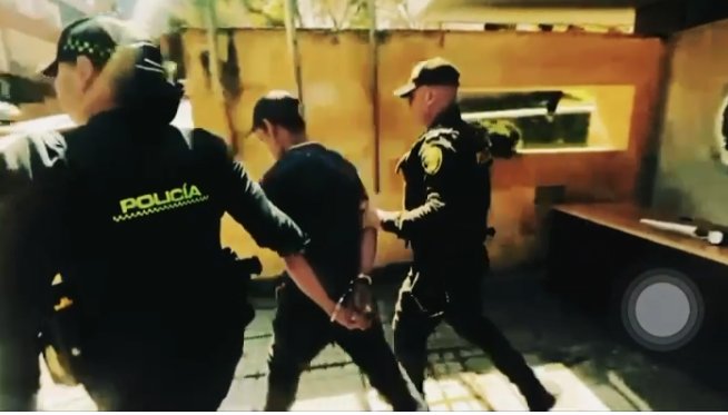 Capturan a sujeto que estaba golpeando a su mamá; también tenía un arma de fuego Las autoridades recibieron una alerta ciudadana que condujo a la captura de un hombre por agresión familiar y porte ilegal de un arma de fuego artesanal en inmediaciones del CAI Granada, en Engativá.