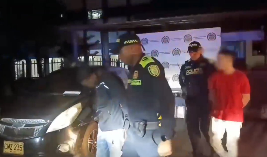 Capturan en flagrancia a sujetos que intentaron robar dentro de un Sitp en Fontibón En el marco de la Operación Bogotá, la Policía logró frustrar el hurto de un bus del Sistema Integrado de Transporte Público (Sitp) en la localidad de Fontibón y capturó a los dos individuos implicados en el delito.