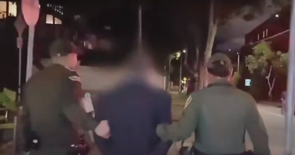 Capturaron a ladrón que robó restaurante en Usaquén: se quedó atorado en una ventana El sujeto fue capturado luego de que cometió el hurto y justo cuando intentaba escapar. Los hechos ocurrieron en Usaquén, norte de Bogotá.