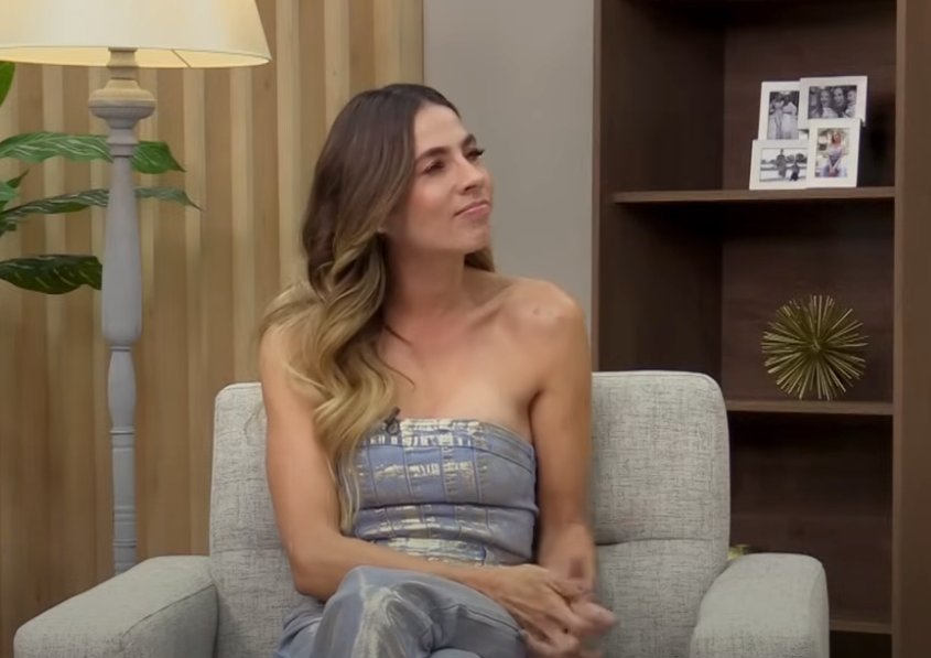 Carla Giraldo habló sobre la compleja relación con su madre y cómo la ayudó a morir 1 Carla Giraldo habló sobre la compleja relación con su madre y cómo la ayudó a morir Carla Giraldo, actual presentadora de 'La casa de los famosos', en entrevista con Laura Acuña reveló varios detalles de la relación que tenía con su madre, a quien perdió un día antes de su debut como presentadora en dicho reality.
