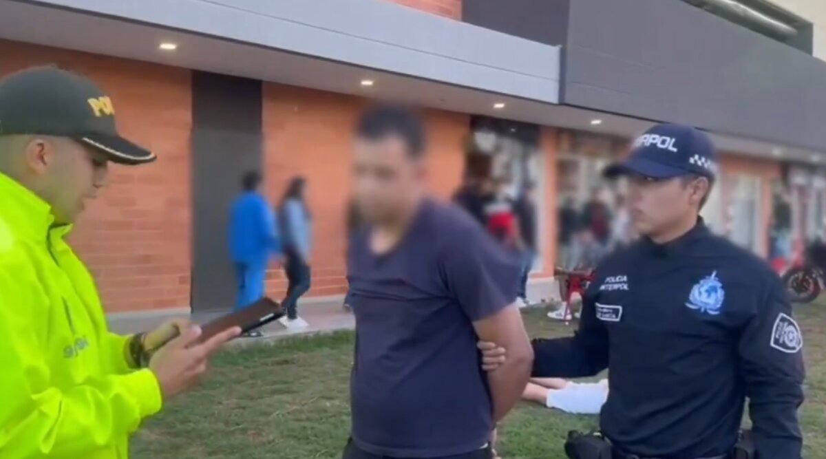 Cayó en Ciudad Bolívar uno de los sujetos más buscados del 'Tren de Aragua' 1 Cayó en Ciudad Bolívar uno de los sujetos más buscados del 'Tren de Aragua' Carlos Escobar era buscado en más de 196 países. Además estaría atemorizando a los habitantes de la localidad de Ciudad Bolívar.