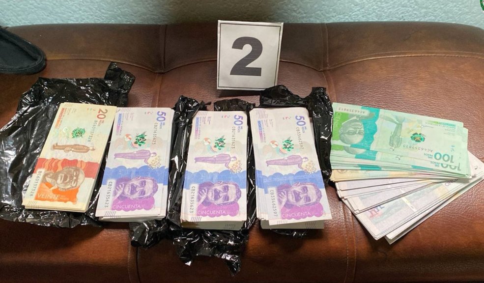 Cayó familia que falsificaba plata en más de 30 ciudades del país La banda familiar usaba a menores de edad para que entregaran el dinero falso en puntos establecidos como eventos y fiestas municipales, esto con el fin de no levantar sospechas de las autoridades.