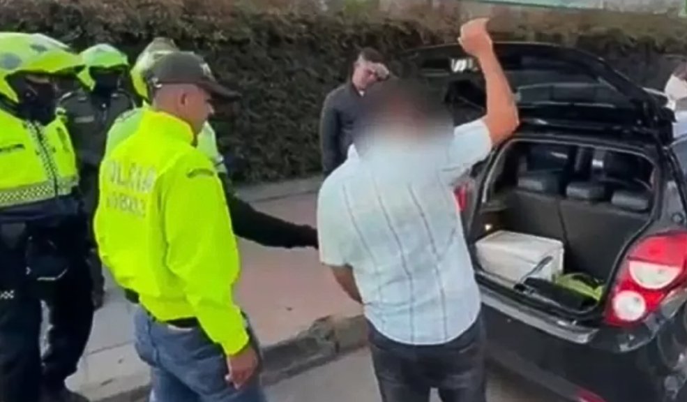Cayó narco que se hacía pasar por heladero y guardaba las drogas en neveras 1 Cayó narco que se hacía pasar por heladero y guardaba las drogas en neveras En las últimas horas, la Policía de Soacha dio a conocer la captura de un falso heladero que se dedicaba a traficar drogas en este municipio.