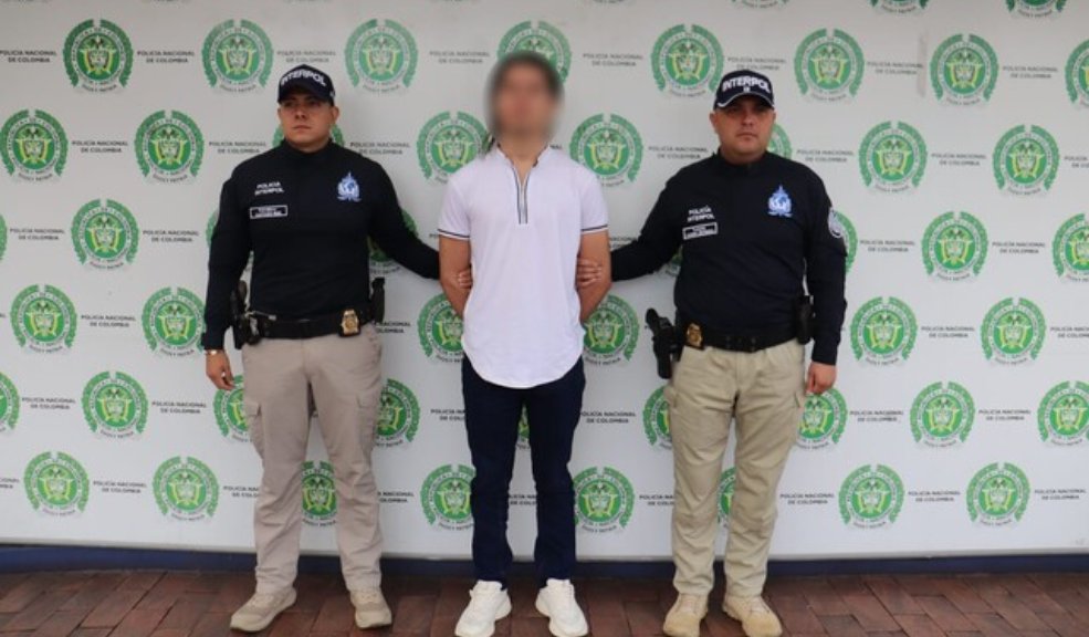 Cayó sujeto acusado de raptar a una menor en Bogotá: tenía circular roja de Interpol Miembros de la Policía, a través de la Dirección de Investigación Criminal e Interpol (DIJIN), arrestaron a un hombre señalado del delito de rapto de menores y quien tenía notificación roja con fines de extradición.
