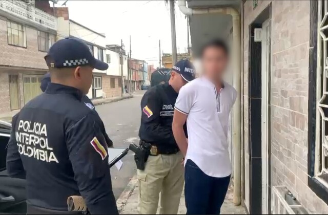 Cayó sujeto acusado de raptar a una menor en Bogotá: tenía circular roja de Interpol Miembros de la Policía, a través de la Dirección de Investigación Criminal e Interpol (DIJIN), arrestaron a un hombre señalado del delito de rapto de menores y quien tenía notificación roja con fines de extradición.