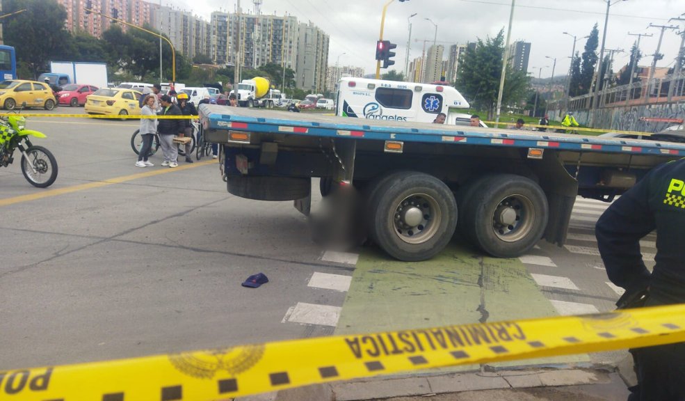 Ciclista murió en grave accidente de tránsito en Bosa Las autoridades se encuentran acordonando la zona, mientras que un grupo de criminalística llega al punto para realizar el levantamiento del cuerpo.