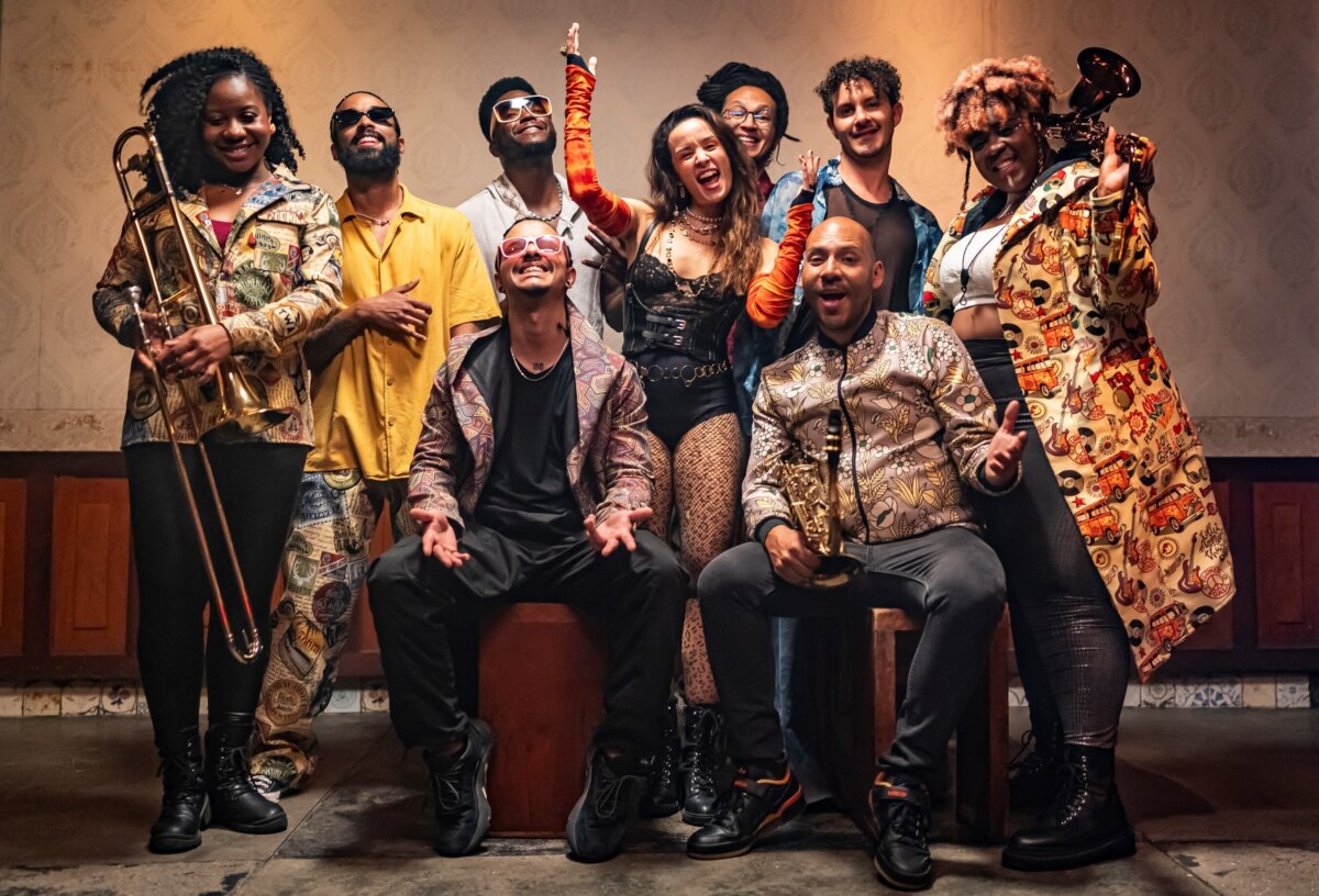 Cimafunk y Monsieur Periné estrenan el vibrante tema 'Catalina' Cimafunk se ha unido al dúo colombiano Monsieur Periné para lanzar un nuevo y sencillo titulado 'Catalina'. El tema, lleno de ritmos contagiosos y una energía inigualable, ya está disponible en todas las plataformas de streaming.