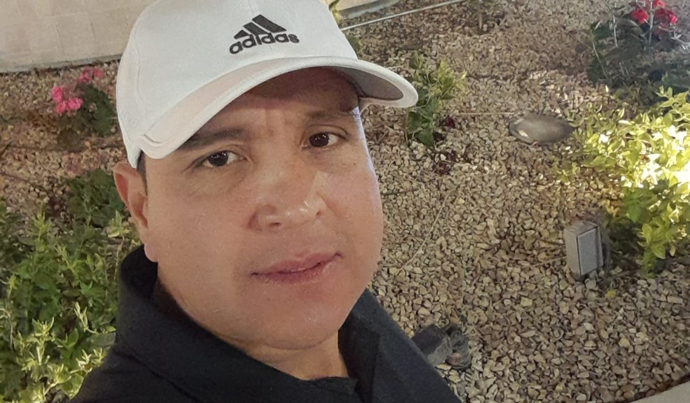 Colombiano fue hallado muerto dentro del carro en el que vivía en EE. UU. 7 Colombiano fue hallado muerto dentro del carro en el que vivía en EE. UU. Alexander, un colombiano que residía en Estados Unidos, murió en extrañas condiciones dentro de su carro. La familia pide ayuda para repatriar su cuerpo.