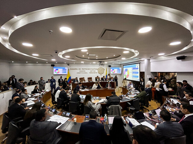 Comisión Séptima aprobó reforma pensional: aún falta un último debate Con la presencia permanente de los ministros de Trabajo, Hacienda e Interior, el gobierno logró este jueves un espaldarazo fundamental en el Congreso de la República para que su reforma pensional, pueda llegar a convertirse en ley de la República en los próximos días.