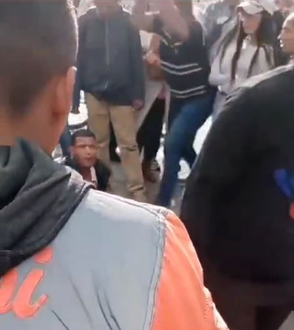 Comunidad linchó a presunto ladrón en Salitre Un hombre señalado de robar en el sector de Ciudad Salitre, fue linchado por varios ciudadanos; sin embargo, se recuperó de sus heridas y no fue denunciado.
