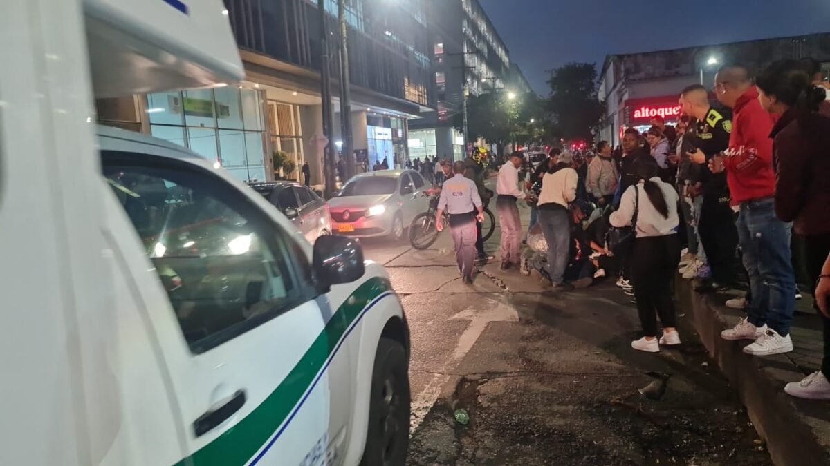 Conductor le disparó a un peatón en medio de una discusión en Puente Aranda Un nuevo caso de intolerancia casi le cuesta la vida a un peatón en la noche del jueves, luego de que recibiera un disparo por parte del conductor de una camioneta en el barrio Salazar Gómez, en la localidad de Puente Aranda.