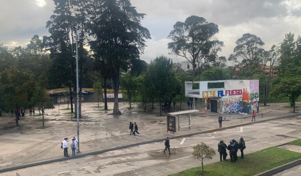 Continúan bloqueos al frente de la Universidad Nacional Manifestantes continúan bloqueando la Avenida NQS con calle 45.