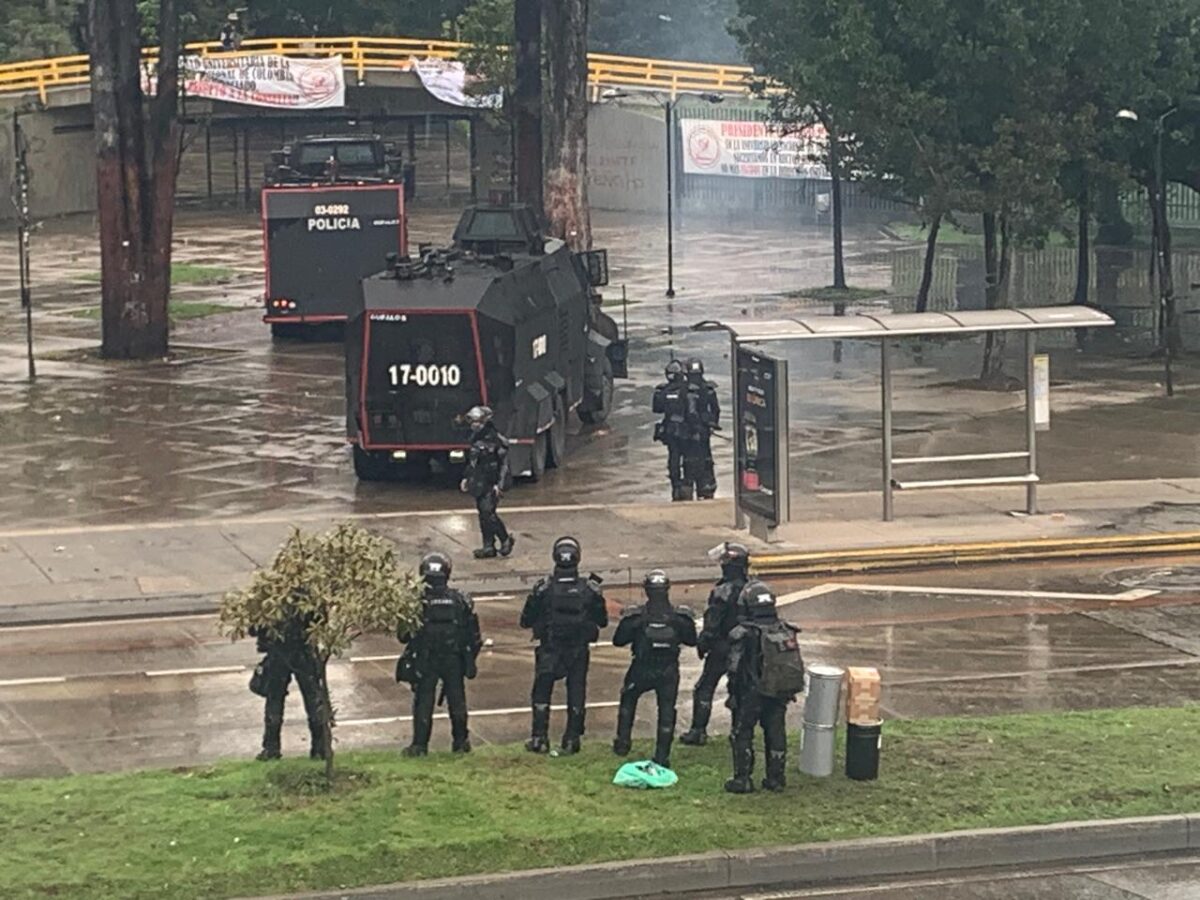 Continúan bloqueos al frente de la Universidad Nacional 1 Continúan bloqueos al frente de la Universidad Nacional Manifestantes continúan bloqueando la Avenida NQS con calle 45.