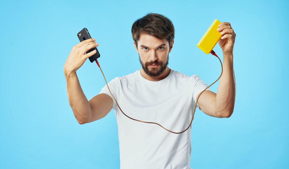 ¿Por qué no debes dejar el celular cargando toda la noche? Aunque dejar el móvil cargando toda la noche puede parecer conveniente, este hábito puede reducir significativamente la vida útil de la batería. Siguiendo unas simples recomendaciones, podemos prolongar la funcionalidad de nuestros dispositivos y evitar riesgos innecesarios.