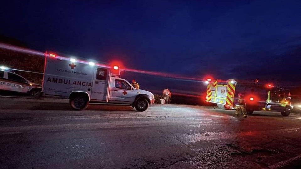 Cuatro muertos y 18 heridos en grave accidente en Boyacá 1 Cuatro muertos y 18 heridos en grave accidente en Boyacá Al menos cuatro fallecidos y 18 heridos provocó un accidente de un autobús de transporte público que recorría la ruta Bogotá-Bucaramanga, a la altura de Arcabuco (Boyacá).