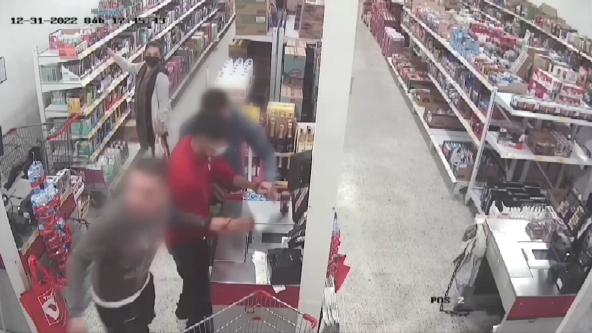 Desarticulan la banda 'Los del Cierre', dedicada al hurto de supermercados 2 Desarticulan la banda 'Los del Cierre', dedicada al hurto de supermercados a banda delincuencial conocida como ‘Los del Cierre’, integrada por seis peligrosos delincuentes dedicados al hurto de supermercados de cadena ubicados en los barrios populares de siete localidades de la capital, fue desarticulada en las últimas horas gracias a la labor coordinada de agentes de la Policía Metropolitana de Bogotá, la Fiscalía General de la Nación y la comunidad.