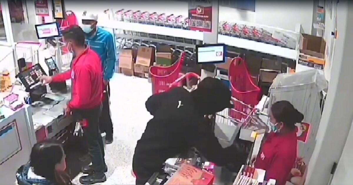 Desarticulan la banda 'Los del Cierre', dedicada al hurto de supermercados 1 Desarticulan la banda 'Los del Cierre', dedicada al hurto de supermercados a banda delincuencial conocida como ‘Los del Cierre’, integrada por seis peligrosos delincuentes dedicados al hurto de supermercados de cadena ubicados en los barrios populares de siete localidades de la capital, fue desarticulada en las últimas horas gracias a la labor coordinada de agentes de la Policía Metropolitana de Bogotá, la Fiscalía General de la Nación y la comunidad.