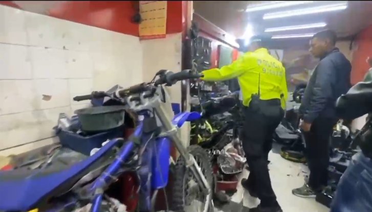 Desmantelan desguazadero de motos en Tunjuelito La Policía Metropolitana de Bogotá, logró la captura de tres individuos implicados en el robo y desguace de motocicletas en la localidad de Tunjuelito.