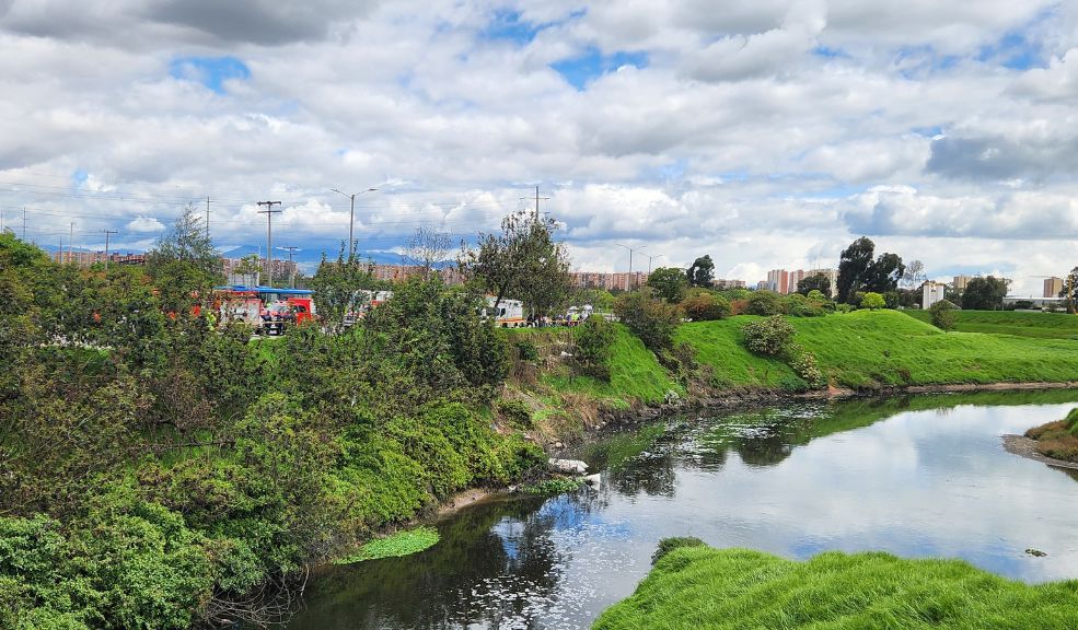 Detalles de la desaparición del hombre que saltó al río Bogotá En la madrugada de este miércoles, el equipo de Bomberos de la Estación Garcés Navas inició la búsqueda de un hombre que había saltado junto a un compañero al río Bogotá para evitar ser atacado por varios ladrones. Esto es lo que se sabe.