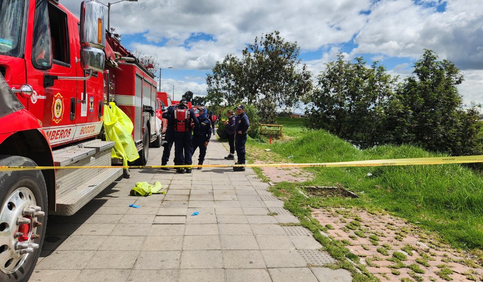 Detalles de la desaparición del hombre que saltó al río Bogotá 7 Detalles de la desaparición del hombre que saltó al río Bogotá En la madrugada de este miércoles, el equipo de Bomberos de la Estación Garcés Navas inició la búsqueda de un hombre que había saltado junto a un compañero al río Bogotá para evitar ser atacado por varios ladrones. Esto es lo que se sabe.