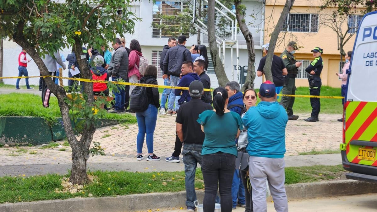 Detalles de la muerte de familia en Puente Aranda: así hallaron los cuerpos 1 Detalles de la muerte de familia en Puente Aranda: así hallaron los cuerpos En horas de la mañana de este 24 de mayo, las autoridades comunicaron la muerte de una familia en la localidad de Puente Aranda. Al parecer, el padre habría asesinado a su esposa e hijos.