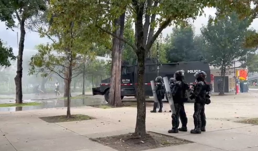 Disturbios en Universidad Nacional: no hay servicio en estación de TransMilenio A esta hora se registran fuertes enfrentamientos entre la fuerza pública y encapuchados en la Universidad Nacional. Aunque se hablaba de que hay personas retenidas, se confirmó que la información es falsa.