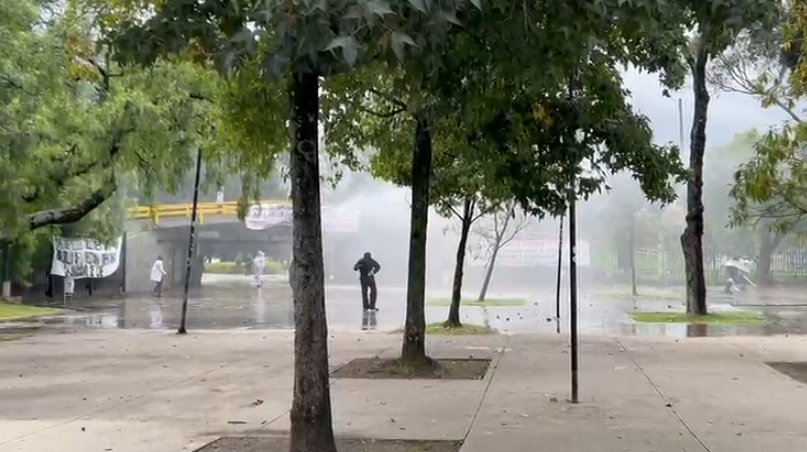 Disturbios en Universidad Nacional: no hay servicio en estación de TransMilenio 1 Disturbios en Universidad Nacional: no hay servicio en estación de TransMilenio A esta hora se registran fuertes enfrentamientos entre la fuerza pública y encapuchados en la Universidad Nacional. Aunque se hablaba de que hay personas retenidas, se confirmó que la información es falsa.