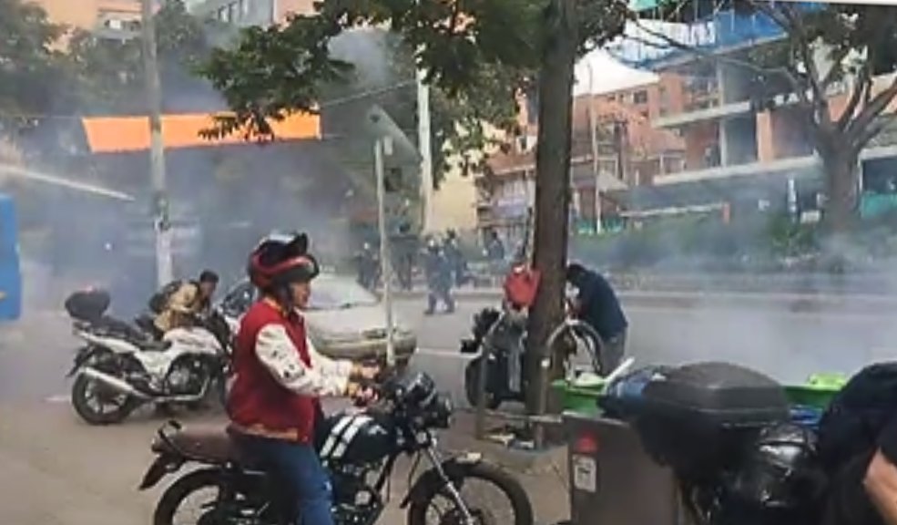 Disturbios en Universidad Pedagógica: encapuchados se tomaron bus del Sitp Se registran disturbios en la Universidad Pedagógica. Encapuchados se tomaron un bus del Sitp y lo estrellaron, razón por la cual uniformados de la Undmo hacen presencia en el lugar.