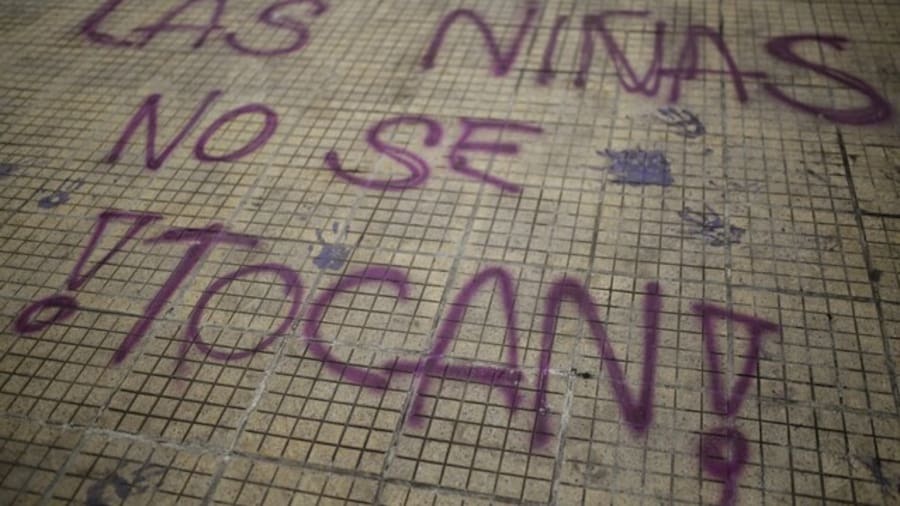 Docente abusó de seis estudiantes en un colegio: pagará 14 años de cárcel El señalado agresor fue abordado por varias madres de familia para que se abstuviera de cometer las conductas abusivas contra sus hijas, pero el docente hizo caso omiso a las advertencias y las agredió.