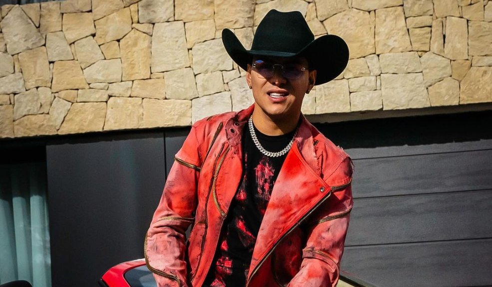 "Dos amigos enamorados de una misma mujer": Yeison Jiménez en su nuevo éxito La música popular esta prendida con el nuevo éxito 'Tequila y Limón' de Yeison Jiménez y Andrey Riobueno, donde muestran a "Dos amigos enamorados de una misma mujer"
