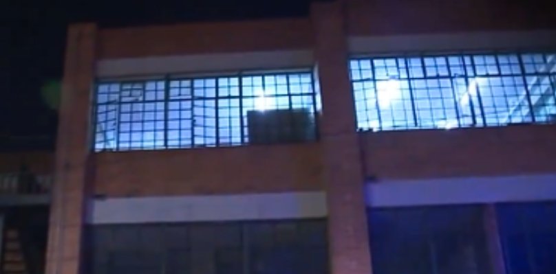 Dos vigilantes resultaron heridas tras oponerse al robo de un colegio en Ciudad Bolívar Dos vigilantes fueron heridas con arma blanca esta madrugada, luego de que intentaran enfrentar a dos delincuentes que querían robar un colegio en Ciudad Bolívar. Esto se sabe.