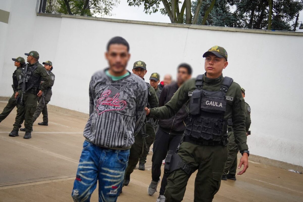 Duro golpe contra la extorsión: cayeron 20 integrantes del 'Tren de Aragua' Este grupo criminal está implicado en actividades de extorsión, tráfico de estupefacientes y otros delitos en las localidades de Kennedy, Bosa, Santa Fe, Los Mártires y Ciudad Bolívar.