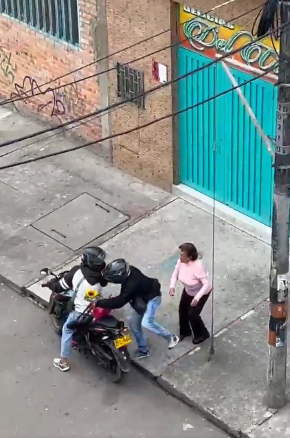 EN VIDEO: Adulta mayor fue atracada en pleno Día de las Madres 1 EN VIDEO: Adulta mayor fue atracada en pleno Día de las Madres Una adulta mayor fue víctima de la delincuencia en el barrio Carvajal, localidad de Kennedy.