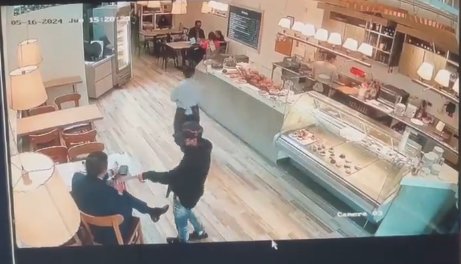 EN VIDEO: Delincuente armado atracó a un hombre en restaurante del norte de Bogotá 1 EN VIDEO: Delincuente armado atracó a un hombre en restaurante del norte de Bogotá En video quedó registrado cómo un delincuente con arma de fuego amenaza a un comensal y le roba sus pertenencias. Los hechos ocurrieron en un establecimiento del norte de Bogotá.