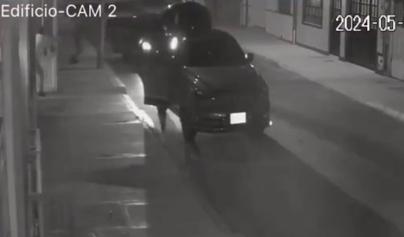 EN VIDEO: Militar accionó su arma de dotación y frustró un robo en Engativá Las cámaras de seguridad del barrio La Estrada (Engativá) registraron el momento en el que varios delincuentes intentaron robar el vehículo de un militar activo, sin embargo, este activó su arma y desató una balacera que ahuyento a los ladrones.