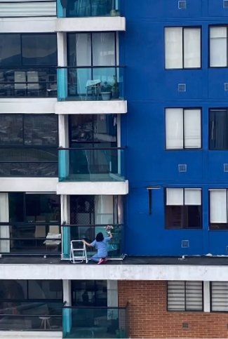 EN VIDEO: Mujer limpió ventanas de un piso 23 sin ninguna protección 1 EN VIDEO: Mujer limpió ventanas de un piso 23 sin ninguna protección La escena fue registrada en un apartamento del norte de Bogotá.