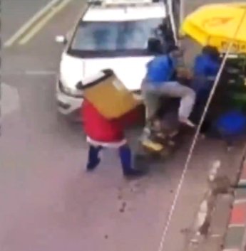 EN VIDEO: Niño quedó solo en un carro y arrolló a tres personas en Ciudad Bolívar 1 EN VIDEO: Niño quedó solo en un carro y arrolló a tres personas en Ciudad Bolívar El niño, al parecer, se encontraba solo al interior del automotor.