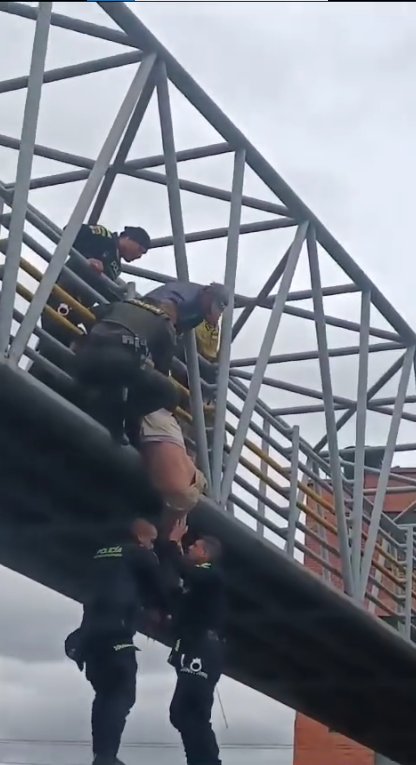 EN VIDEO: Policía evitó que un hombre se lanzara al vacío desde un puente peatonal de Usaquén 1 EN VIDEO: Policía evitó que un hombre se lanzara al vacío desde un puente peatonal de Usaquén Agentes de la Policía Metropolitana de Bogotá lograron salvar la vida de un hombre que buscaba atentar contra su integridad, saltando desde un puente peatonal ubicado en la localidad de Usaquén. Los hechos ocurrieron este 8 de mayo.