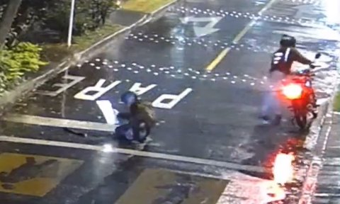 EN VIDEO: Salvaje agresión a mujer que se movilizaba en una motocicleta En una grabación quedó registrada la violenta agresión de la que fue víctima una mujer que se movilizaba en una motocicleta.