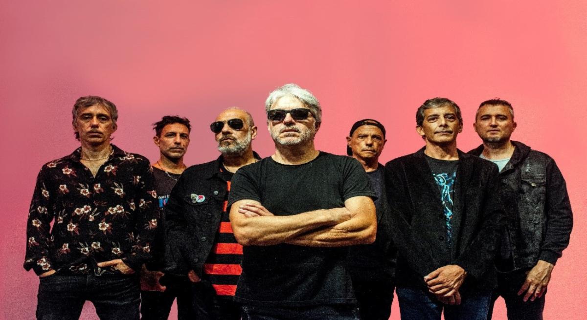 La banda argentina Estelares le rinde un homenaje a Roberto Carlos con su nueva canción 6 La banda argentina Estelares le rinde un homenaje a Roberto Carlos con su nueva canción Estelares, la banda argentina formada a comienzos de la década de 1990, liderada por Manuel Monetti, está de regreso con su nueva canción: 'El gato que está triste y azul', un clásico de una leyenda de la música, Roberto Carlos.