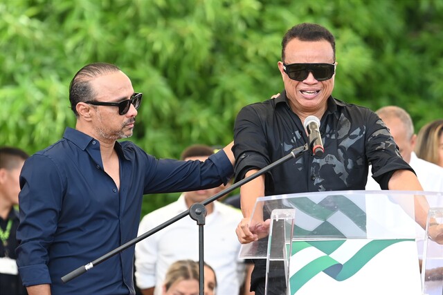 El mundo del vallenato despidió a Ómar Geles 2 El mundo del vallenato despidió a Ómar Geles Valledupar le dio el último adiós a Omar Geles, este jueves en la tarde en la Plaza Alfonso López, completamente llena, entre lágrimas por el dolor de la temprana partida de uno de los más destacados compositores, acordeoneros y cantantes de la música vallenata de las últimas décadas.