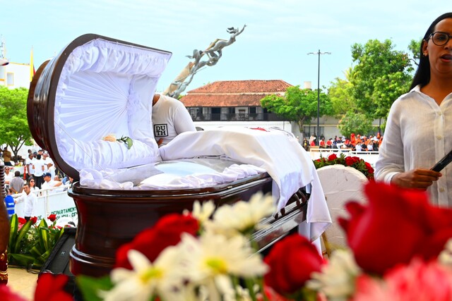 El mundo del vallenato despidió a Ómar Geles 1 El mundo del vallenato despidió a Ómar Geles Valledupar le dio el último adiós a Omar Geles, este jueves en la tarde en la Plaza Alfonso López, completamente llena, entre lágrimas por el dolor de la temprana partida de uno de los más destacados compositores, acordeoneros y cantantes de la música vallenata de las últimas décadas.