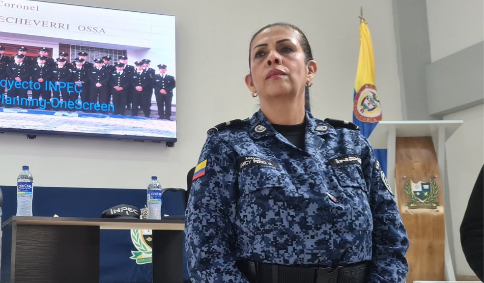 Ella es la nueva directora de la cárcel La Modelo  La mayor Nancy del Socorro Pérez es, de manera interina, la nueva directora de la Cárcel y Penitenciaría de Mediana Seguridad de Bogotá, La Modelo, luego del asesinato del director, Elmer Fernández, y la renuncia del subdirector, Óscar Tovar.
