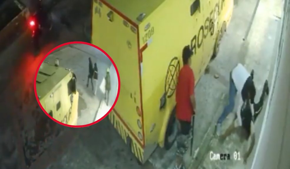 EN VIDEO: Ladrones vestidos de policías asaltaron un carro de valores Al menos cuatro delincuentes aprovecharon la soledad del sector para amenazar a los guardias y apoderarse de una bolsa con dinero en efectivo.