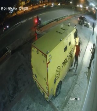 EN VIDEO: Ladrones vestidos de policías asaltaron un carro de valores Al menos cuatro delincuentes aprovecharon la soledad del sector para amenazar a los guardias y apoderarse de una bolsa con dinero en efectivo.