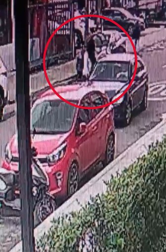 "En su carro no se montaban negros”: mujer denuncia ser víctima de discriminación por conductor En las últimas horas, se conoció la denuncia de una mujer que afirma haber sido víctima de racismo por parte de un conductor de aplicación, quien canceló el servicio por su color de piel.