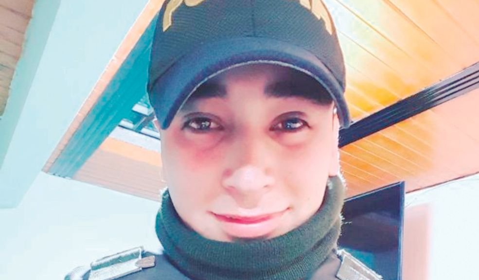 "Es muy extraño": Familia de patrullero hallado muerto en Sibaté denuncia inconsistencias 7 "Es muy extraño": Familia de patrullero hallado muerto en Sibaté denuncia inconsistencias El pasado 13 de mayo, se conoció la muerte del patrullero Edwin Mateus en una estación de gasolina ubicada en Sibaté, aunque las primeras hipótesis señalan que el uniformado habría muerto intoxicado, su familia afirma que hay irregularidades en el caso.